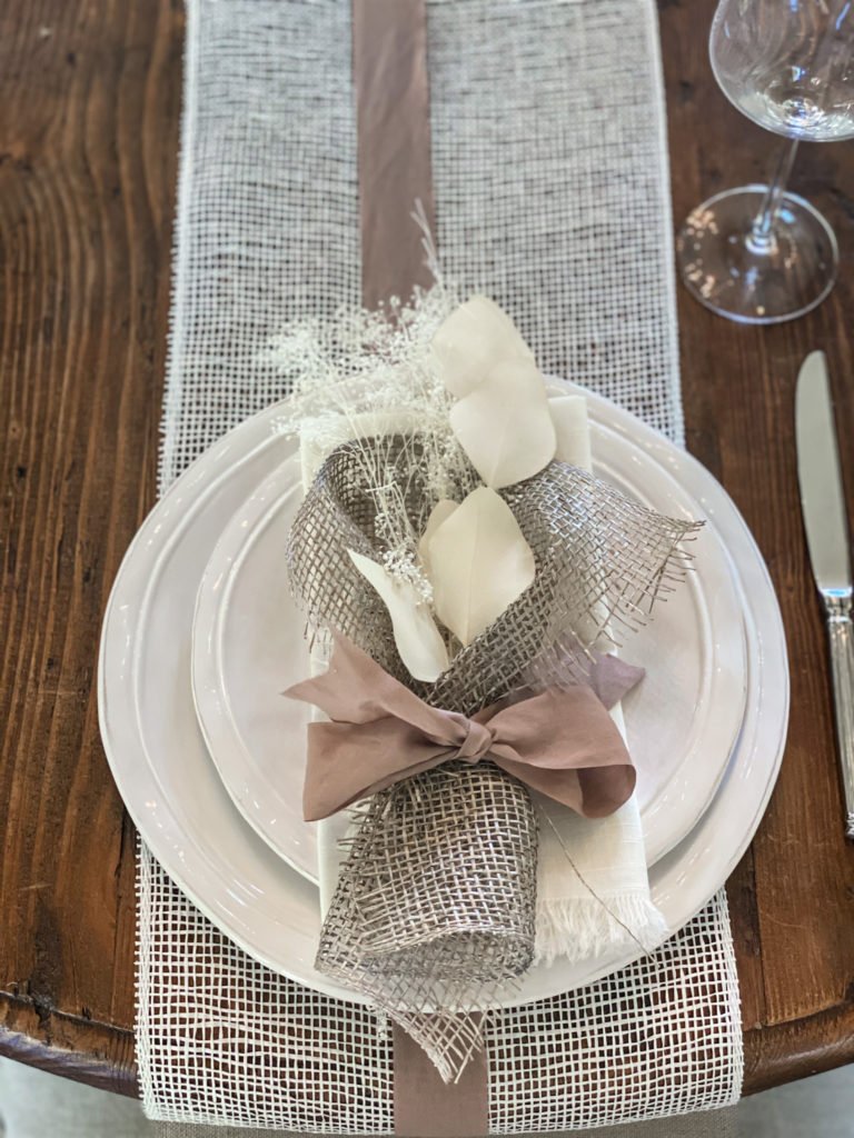 How to Create a Friendsgiving Tablescape