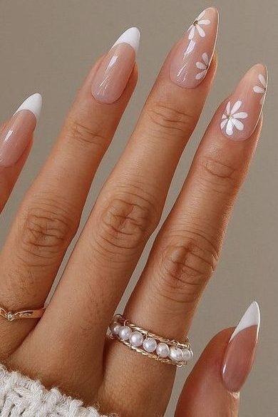 Daisy nail art | March Nail Ideas