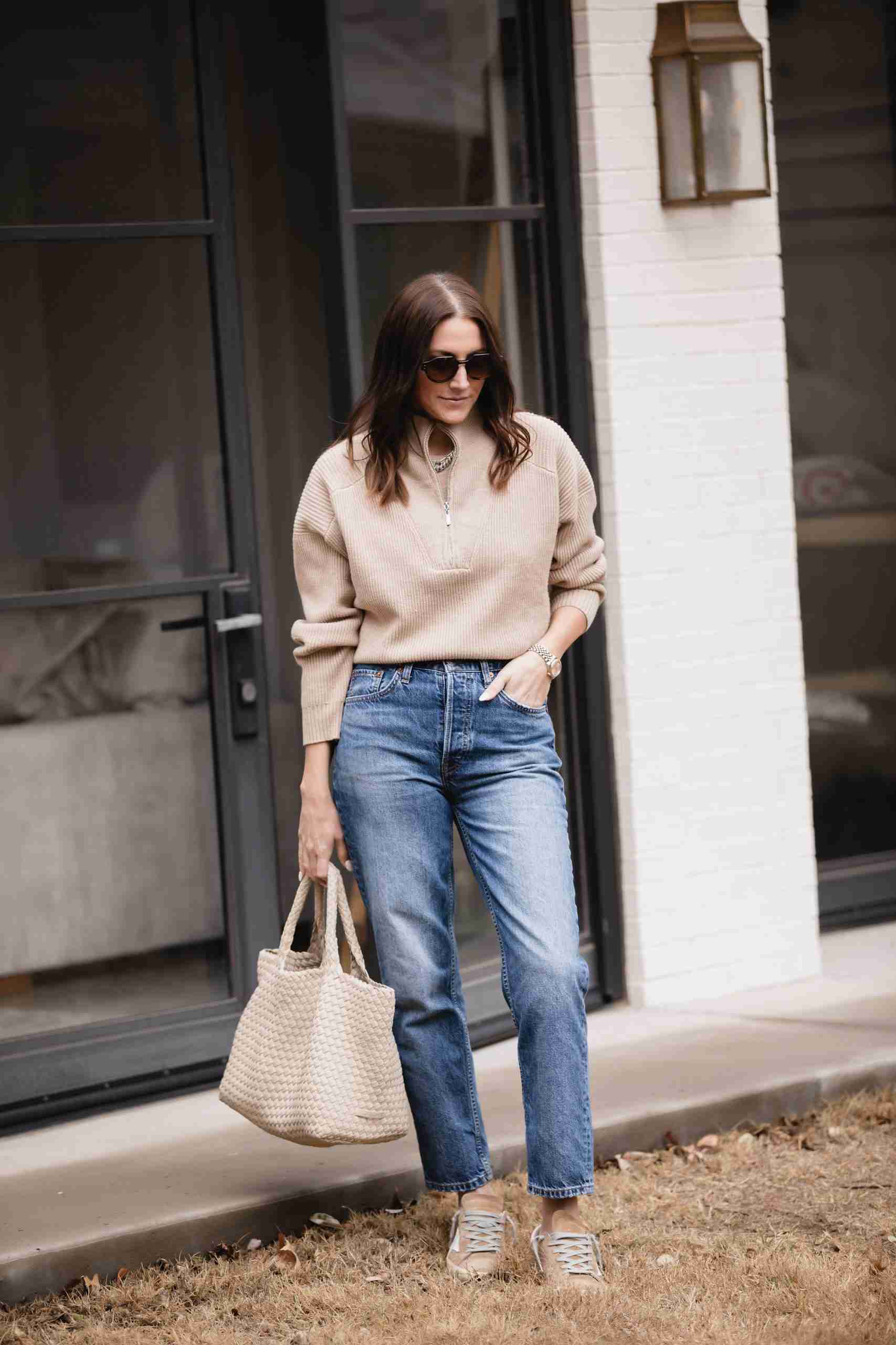 13 Jeans and Sneakers Outfit Ideas for Spring the gray details
