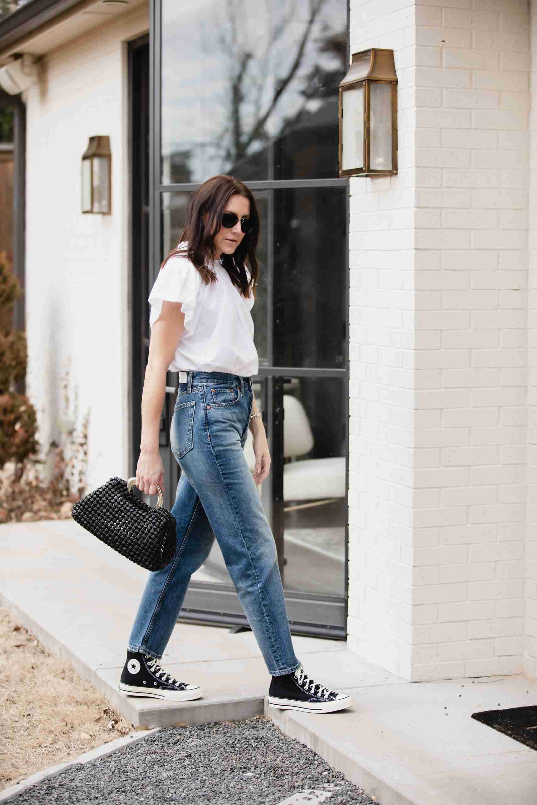 13 Jeans and Sneakers Outfit Ideas for Spring the gray details