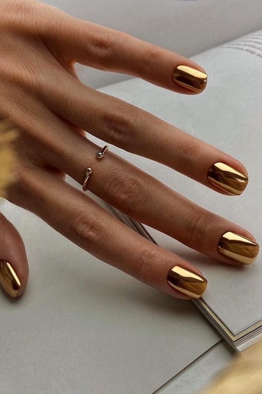 Metallic Gold Winter Nail Color Trends