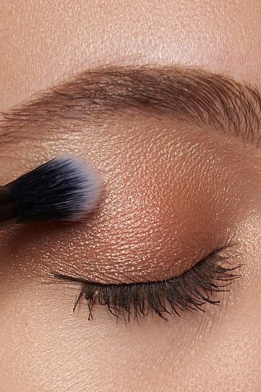 Neutral Eyeshadow Looks - Blend eyeshadow