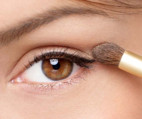 Neutral Eyeshadow Looks - step 6: Highlight the Inner Corners