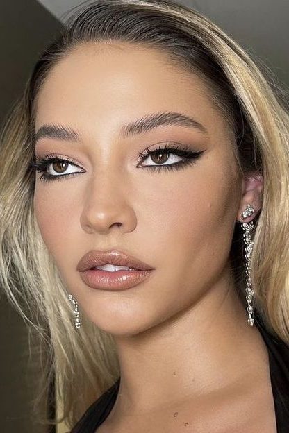 '90s Lips makeup