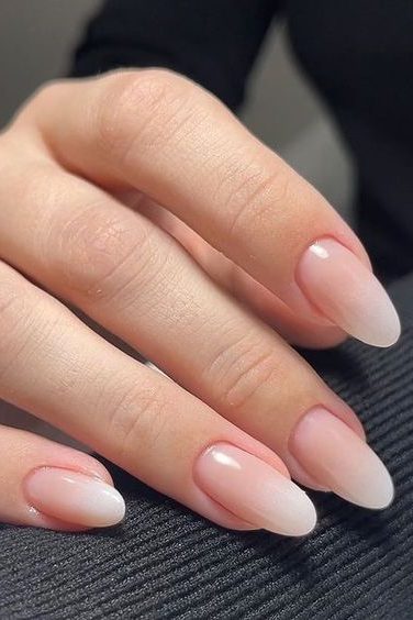 Gradient Almond Short Nails