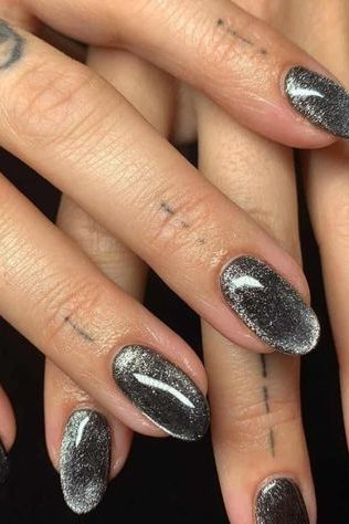 Velvet Cat Eye nail inspo