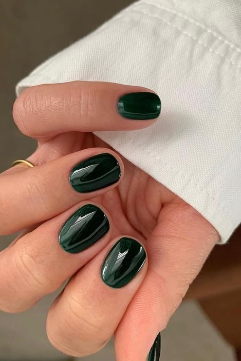 Short Green manicure