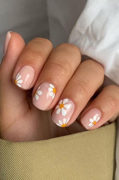 dainty daisy April Nails