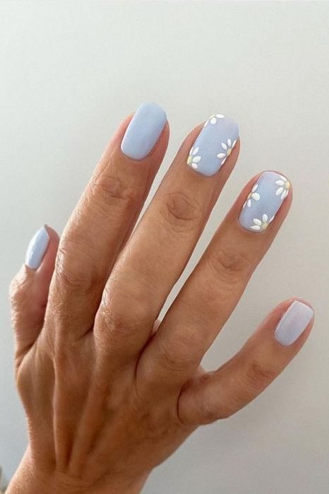 Dainty Daisy Easter nails