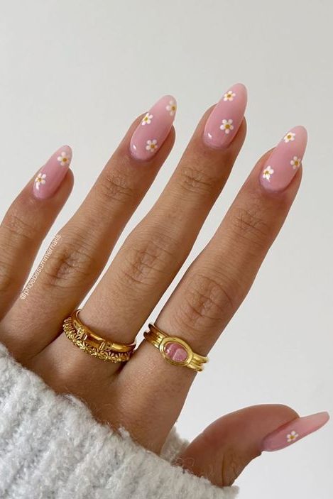 Dainty Daisy Easter nails