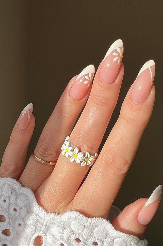 Dainty Daisy Easter nails