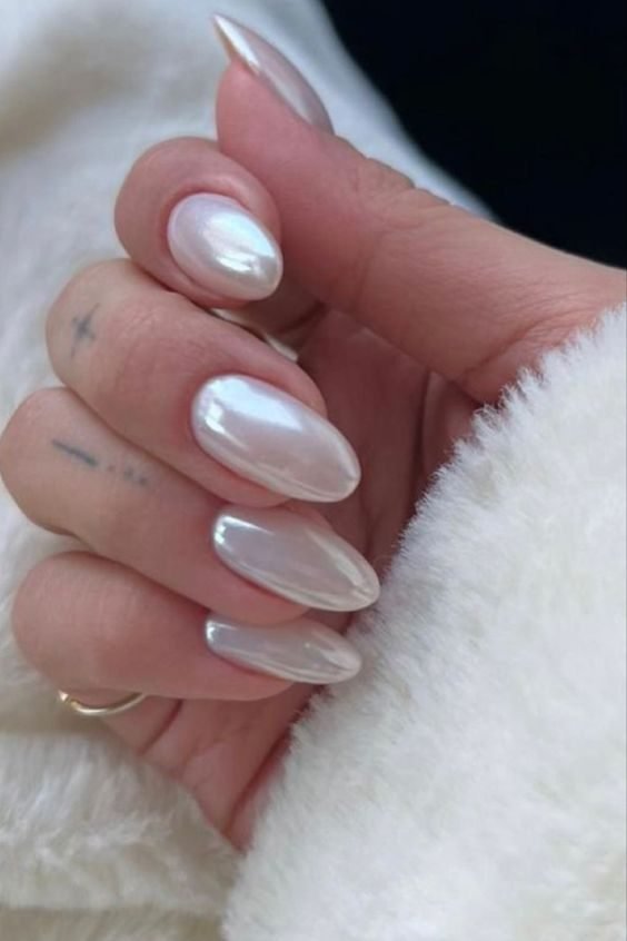 pearl white nail inspo