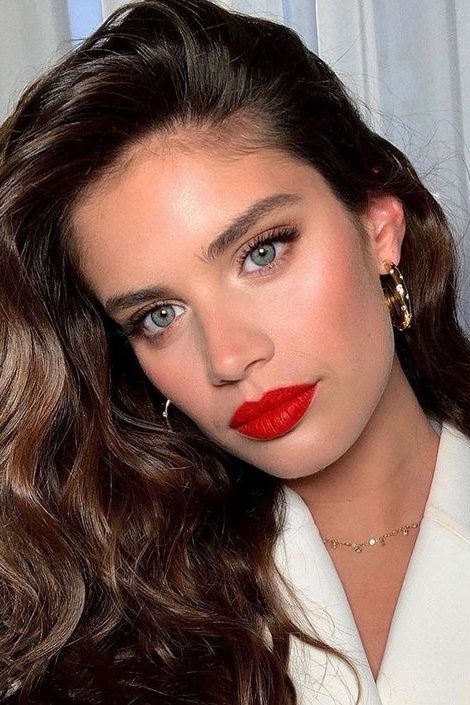 Red lips Old Money Makeup
