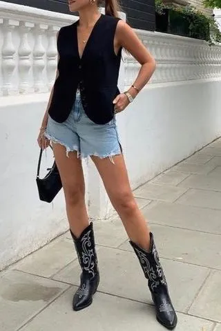 shorts and boots outfit idea | What to Wear to a Summer Concert