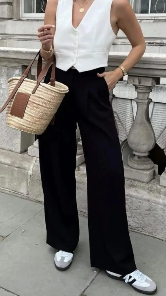 Black Pants Classy Casual Outfits for Moms on the Go