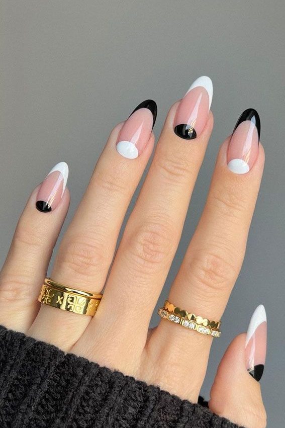 Minimal Black and white manicure