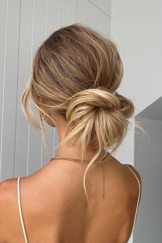 Messy Bun | How to Style Wavy Hair