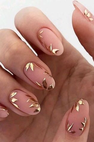 Minimalist Leaf Fall Nail Art