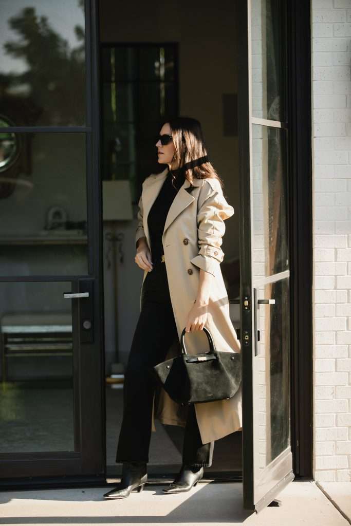 Trench Coat and Mom Jeans Outfit Idea