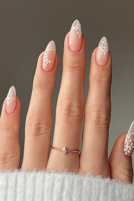 Snowflake Inspired Winter Nail Trends
