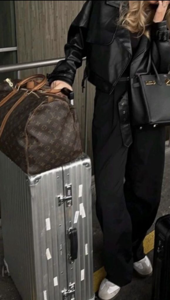 monochrome black travel Outfits