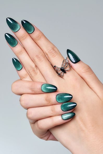 Emerald Green Cat Eye Nails