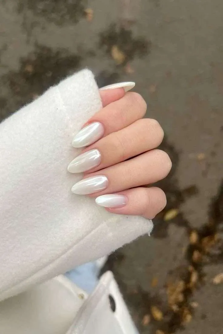 pantone cloud dancer Nail trend