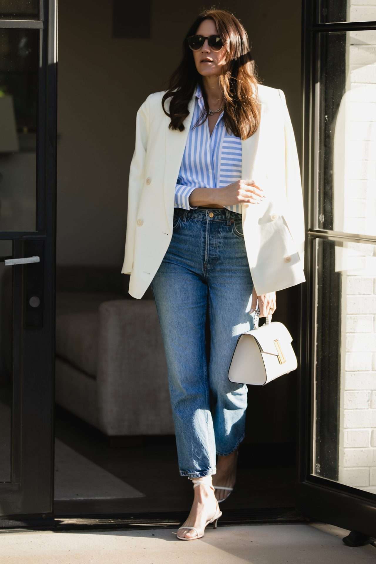blouse & Mom Jeans Outfit Idea
