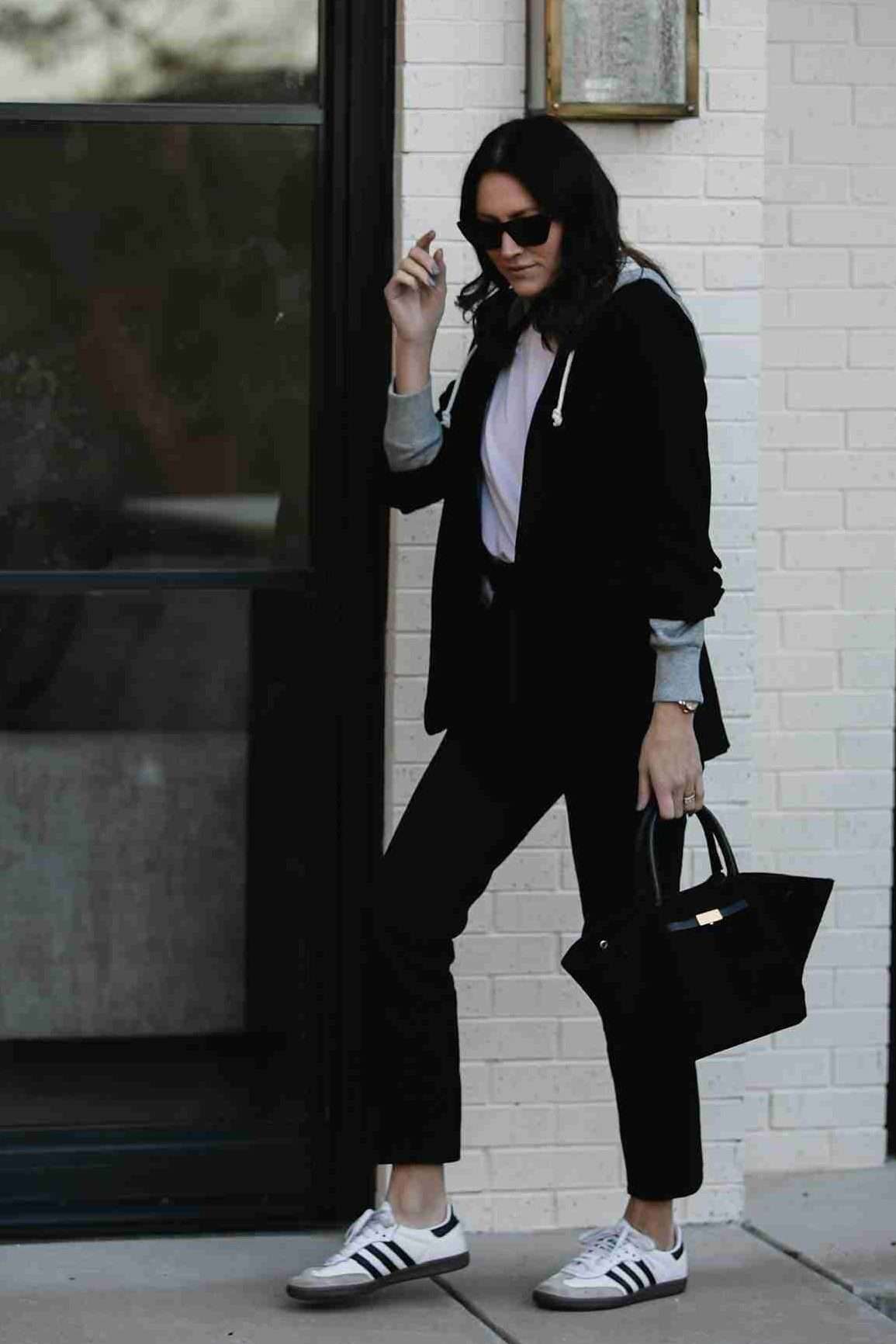 Casual High-Waisted Mom Jean Outfit Idea