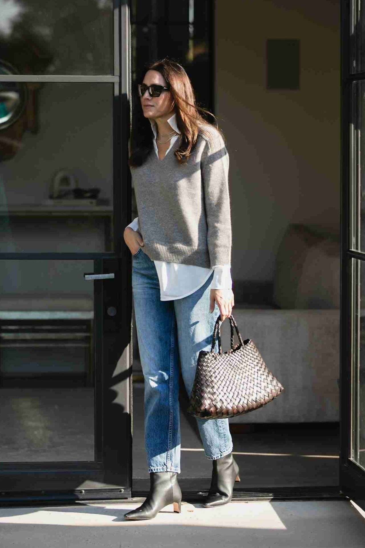 Casual High-Waisted Mom Jean Outfit Idea