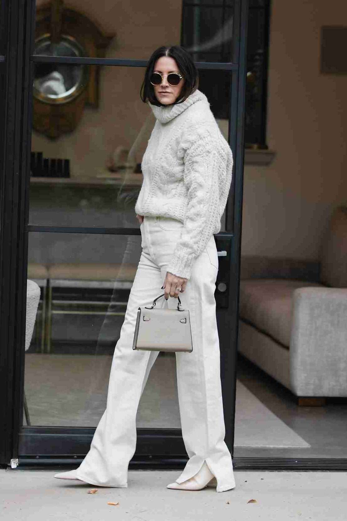 Winter White Mom Jeans Outfit Ideas